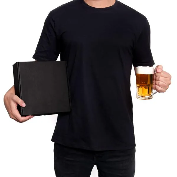 Kit composto por caneca de vidro para chopp ou cerveja com capacidade de 340 ml e camiseta tamanho P.