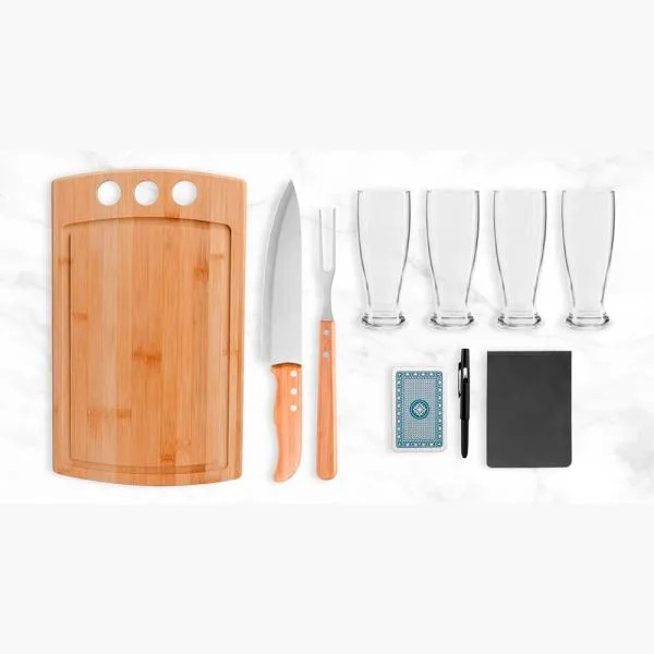 Kit para Churrasco, Cerveja e Truco. Composto por tábua com três furos em Bambu; garfo em Bambu/Inox; faca 8 em Madeira/Inox; quatro copos de cerveja em vidro; bloco de anotações; caneta esferográfica e jogo de cartas.