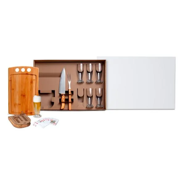 Kit para Churrasco e Cerveja. Composto por tábua com três furos em bambu; garfo em Bambu/Inox; faca 8 em Madeira/Inox; seis copos de Cerveja em vidro; caixa para truco com marcador de tentos, jogo de cartas e jogos em MDF.