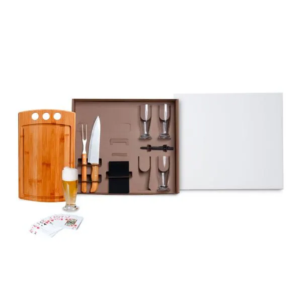 Kit para Churrasco/Cerveja/Truco. Composto por tábua com três furos em Bambu; garfo em Bambu/Inox; faca 8 em Madeira/Inox; quatro copos de cerveja em vidro; bloco de anotação; caneta esferográfica e jogo de cartas. Tábua confeccionada com tripla camada invertida, para dar maior durabilidade e não deformar com o passar do tempo.