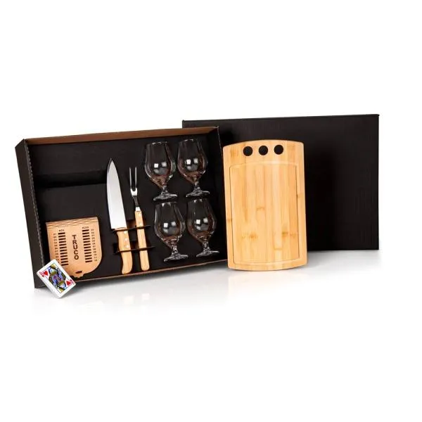 Kit para Churrasco, Cerveja e Truco. Composto por tábua com três furos em Bambu; garfo em Bambu/Inox; faca 8 em Madeira/Inox; quatro copos de Cerveja em vidro; caixa para truco com jogo de cartas, marcador de tentos e jogos em MDF. Como cortesia, na faca 8 fazemos uma gravação com os cortes do boi.