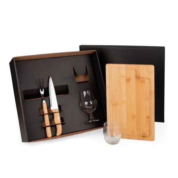 Kit para churrasco/cerveja/whisky. Conta com tábua para churrasco em bambu; Faca 7 e garfo em bambu/inox; Uma taça para cerveja e um copo para whisky em vidro. Estão perfeitamente acomodados em uma caixa para presentear.