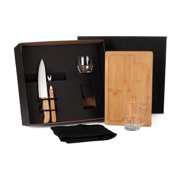 Kit para Churrasco/Cerveja/Whisky. Composto por tábua para Churrasco com sulco em Bambu; garfo em Bambu/Inox; faca 8 em Madeira/Inox; avental em Brim preto; caneca para Cerveja e copo para Whisky em vidro. Estão perfeitamente acomodados em uma caixa para presentear.