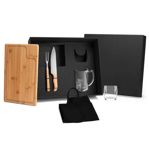 Kit para Churrasco/Cerveja/Whisky. Composto por tábua para Churrasco com sulco em Bambu; garfo em Bambu/Inox; faca 8 em Madeira/Inox; avental em Brim preto; caneca para Cerveja e copo para Whisky em vidro. Estão perfeitamente acomodados em uma caixa para presentear.