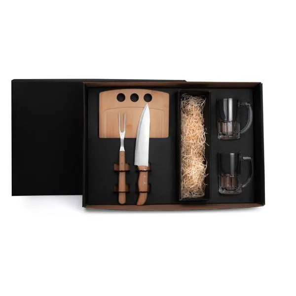 Conjunto para Churrasco/Cerveja. Composto por tábua com três furos em Bambu; garfo em Bambu/Inox; faca 8 em Madeira/Inox; duas canecas para Cerveja/Chopp em vidro e espaço para garrafa com palha (NÃO ACOMPANHA GARRAFA). Como cortesia, na faca 8 fazemos uma gravação com os cortes do boi.