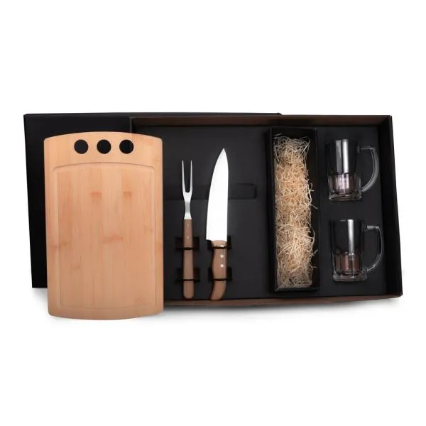 Conjunto para Churrasco/Cerveja. Composto por tábua com três furos em Bambu; garfo em Bambu/Inox; faca 8 em Madeira/Inox; duas canecas para Cerveja/Chopp em vidro e espaço para garrafa com palha (NÃO ACOMPANHA GARRAFA). Como cortesia, na faca 8 fazemos uma gravação com os cortes do boi.