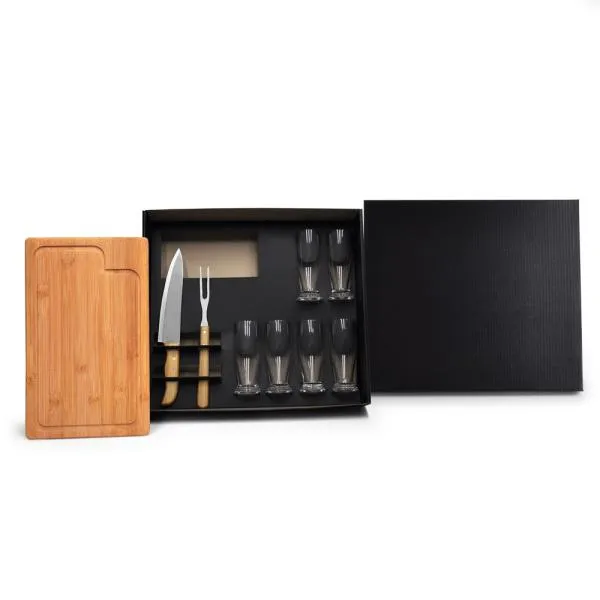 Kit Churrasco e Cerveja. Composto por tábua para Churrasco/Cozinha em Bambu; garfo trinchante em Bambu/Inox; faca 8 em Madeira/Inox e 6 copos de vidro para Cerveja/Drinks.