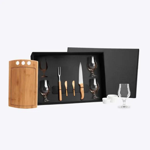 Kit para churrasco, petisco e cerveja; Conta com tábua três furos e duas espátulas em Bambu; Faca 7'' e garfo em Bambu/Inox; Dois ramekins em porcelana; Quatro taças de cerveja em vidro. Como cortesia, na faca 7 fazemos uma gravação com os cortes do boi.