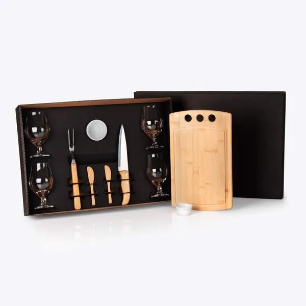 Kit para churrasco, petisco e cerveja; Conta com tábua três furos e duas espátulas em Bambu; Faca 7'' e garfo em Bambu/Inox; Dois ramekins em porcelana; Quatro taças de cerveja em vidro. Como cortesia, na faca 7 fazemos uma gravação com os cortes do boi.