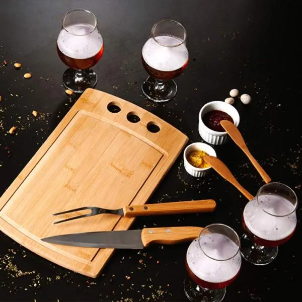 Kit para churrasco, petisco e cerveja; Conta com tábua três furos e duas espátulas em Bambu; Faca 7'' e garfo em Bambu/Inox; Dois ramekins em porcelana; Quatro taças de cerveja em vidro. Como cortesia, na faca 7 fazemos uma gravação com os cortes do boi.