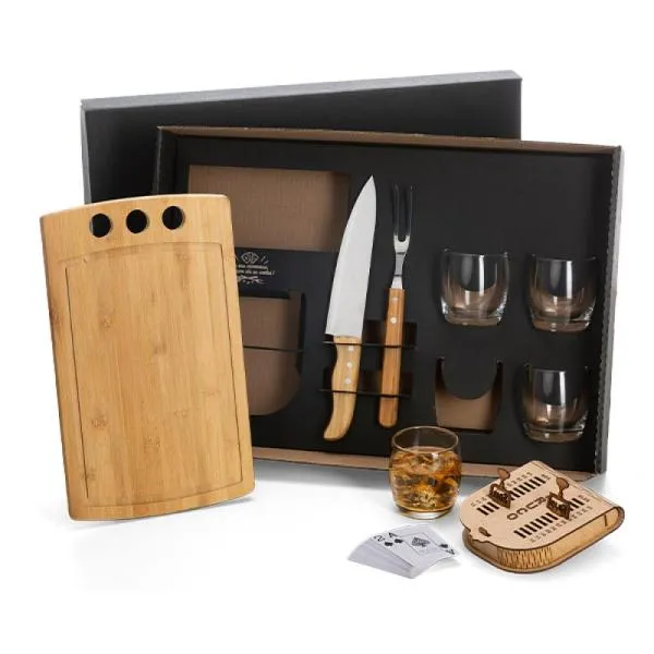 Kit Churrasco, Whisky e Truco. Composto por tábua com três furos em Bambu; garfo em Bambu/Inox; faca 8 em Madeira/Inox; quatro copos de Whisky em vidro; Caixa para truco com jogo de cartas, marcador de tentos e jogos em MDF. Como cortesia, na faca 8 fazemos uma gravação com os cortes do boi.