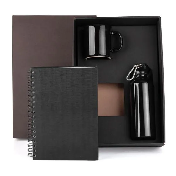 Kit composto por caderno para anotações wire-o preto com capa dura revestida em percalux linho; squeeze preto em alumínio revestido com verniz e caneca em cerâmica preta.