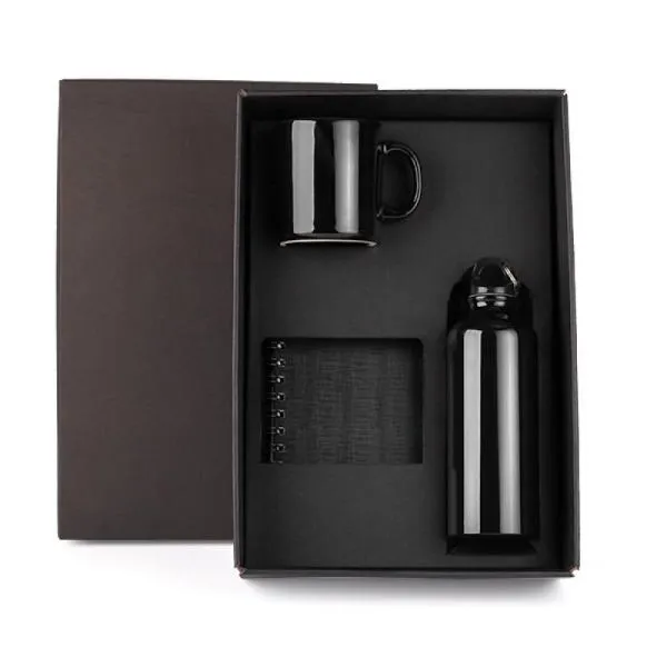 Kit composto por caderno para anotações wire-o preto com capa dura revestida em percalux linho; squeeze preto em alumínio revestido com verniz e caneca em cerâmica preta.