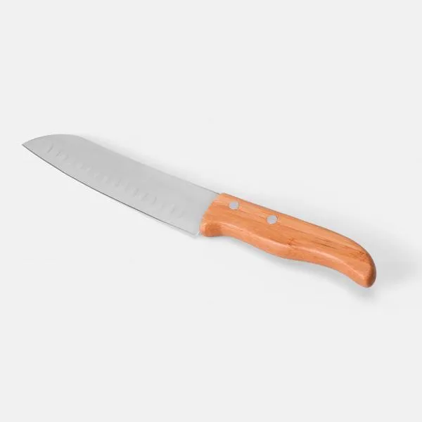 Composto por uma faca 8” e faca 5” para desossar em Madeixa/Inox; garfo trinchante, chaira 8”, faca Santoku 7” e uma faca 7” para pão. Estão organizados em fita elástica preta no interior de um estojo.