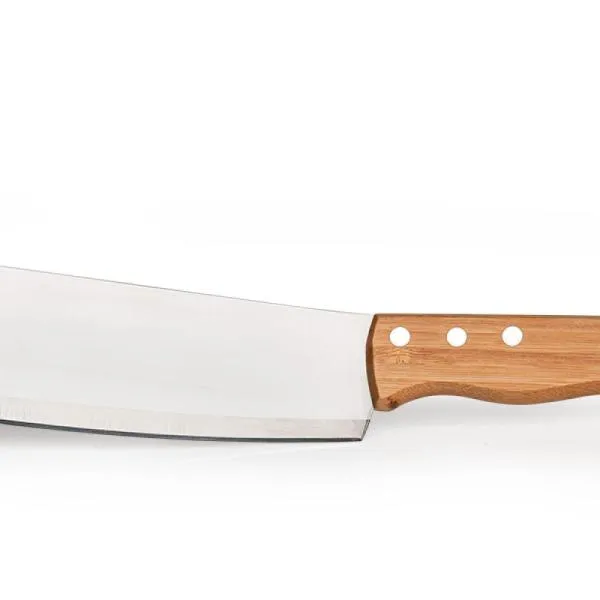 Kit com seis peças com cabos em Bambu e lâminas em aço Inox com rebites resistentes, sendo uma faca 8”, um garfo trinchante, um cutelo 6”, uma chaira 8”, uma faca Santoku 7” e uma faca 7” para pão. Estão organizados em fita elástica preta no interior de um estojo.