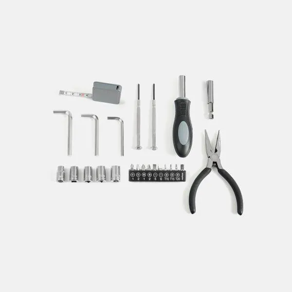 Kit com alicate, trena de 1m, chave canhão de 6, 7, 8, 9 e 10mm, ponteiras com nove peças, sendo quatro phillips, duas fendas e três torx, um adaptador para ponteira, duas chaves de precisão, sendo uma phillips e uma fenda e três allen de 4, 5 e 5,5mm. Estojo com acabamento externo em alumínio e fechamento em zíper.