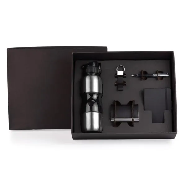 Kit escritório composto por squeeze fumê revestido em aço Inox 750ml; caderno para anotações preto com capa dura; caneta, porta-cartão e chaveiro em material sintético preto e metal cromado brilhante.