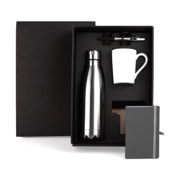 Conta com garrafa de 750 ml em aço inox na cor prata; caneca em cerâmica branca com capacidade de 230 ml; caderno para anotações cinza com capa dura e caneta esferográfica em ABS prata.