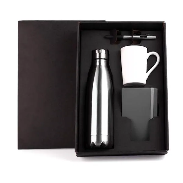 Conta com garrafa de 750 ml em aço inox na cor prata; caneca em cerâmica branca com capacidade de 230 ml; caderno para anotações cinza com capa dura e caneta esferográfica em ABS prata.