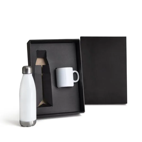 Kit garrafa e caneca. Conta com garrafa em aço inox branca com tampa rosqueável e caneca em cerâmica branca.