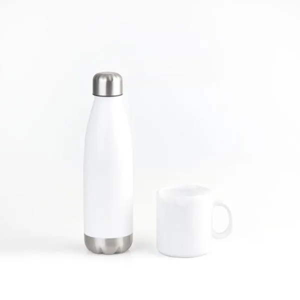 Kit garrafa e caneca. Conta com garrafa em aço inox branca com tampa rosqueável e caneca em cerâmica branca.