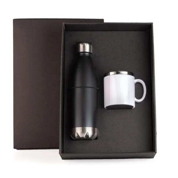 Kit garrafa e caneca. Composto por Garrafa em Aço Inox preta com tampa rosqueável e caneca confeccionada em aço inox escovado com acabamento externo em poliestireno branco.