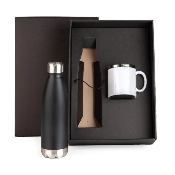 Kit garrafa e caneca. Composto por Garrafa em Aço Inox preta com tampa rosqueável e caneca confeccionada em aço inox escovado com acabamento externo em poliestireno branco.