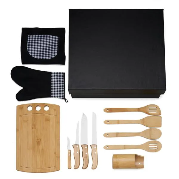 Composto por tábua, colher, colher perfurada, espátula perfurada, espátula quadrada de 30 cm e porta utensílios em Bambu; faca 7, faca Santoku, faca para pão e faca para legumes em Bambu/Inox; faca 5 para desossar em Madeira/Inox; Luva e avental em Brim.