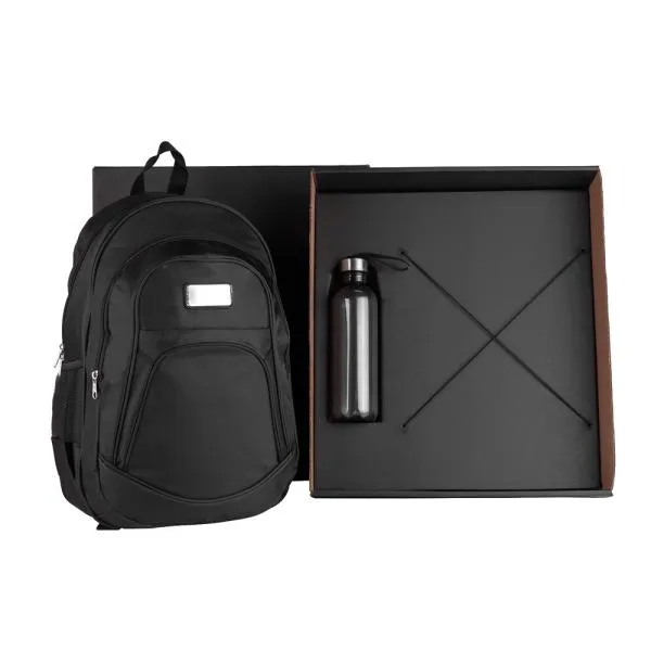 Kit composto por mochila preta em Poliester 600D/1680D que contém alças para as costas, alça para as mãos, compartimento para notebook de até 15, 3 bolsos externos com zíper e 2 bolsos externos em tela. Conta também com garrafa preta em PET.