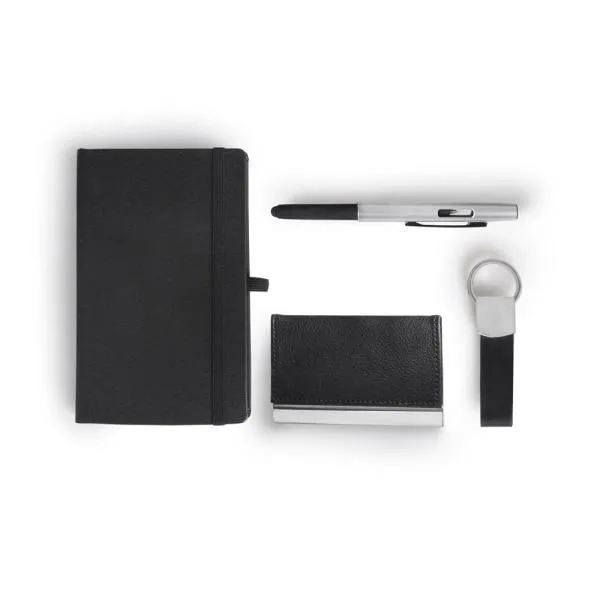 Kit office composto por uma caderneta de 80 folhas com capa emborrachada preto; porta-cartão em material sintético preto texturizado e metal cromado para aproximadamente 20 cartões; caneta esferográfica em metal com corpo revestido em material sintético preto texturizado e chaveiro em metal com material sintético preto.