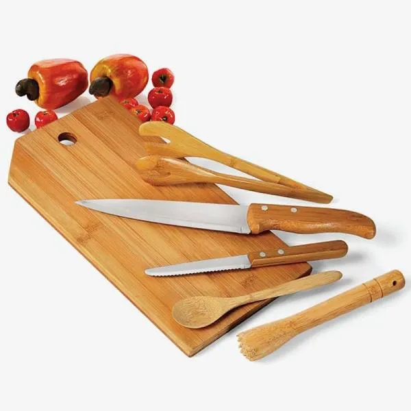 Conjunto para bar em bambu/Inox contendo faca de 7, faca para frutas 4, colher em Bambu, pilão em Bambu, pegador em Bambu e tábua em Bambu. Tábua confeccionada com tripla camada invertida, para dar maior durabilidade e não deformar com o passar do tempo.