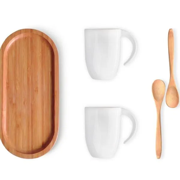 Kit para café/chá. Composto por bandeja oval e duas colheres de 18 cm em bambu; duas canecas em cerâmica branca com 350 ml cada uma.