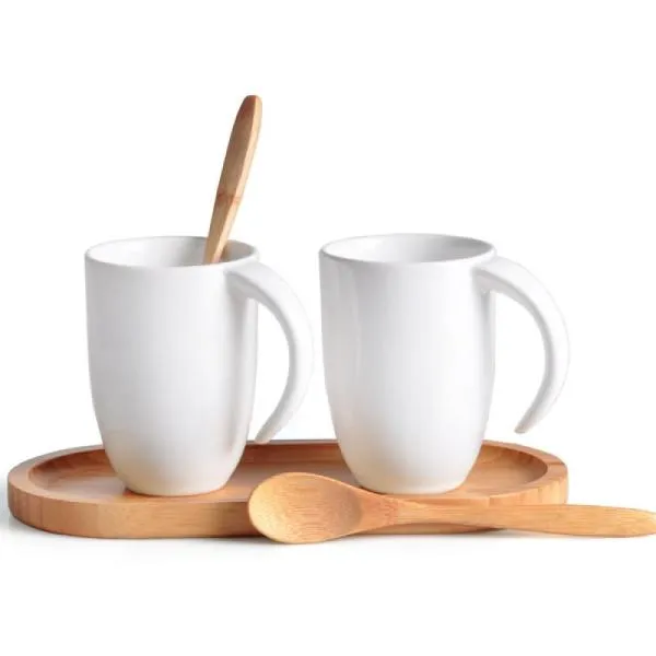 Kit para café/chá. Composto por bandeja oval e duas colheres de 18 cm em bambu; duas canecas em cerâmica branca com 350 ml cada uma.