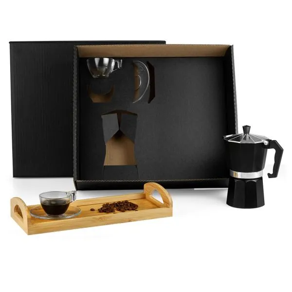 Kit para café. Conta com cafeteira italiana em alumínio, duas xícaras com pires em vidro e bandeja em bambu.