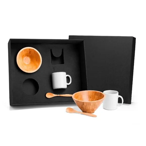 Kit para café da manhã. Conta com duas canecas em porcelana; duas cumbucas e duas colheres em bambu.