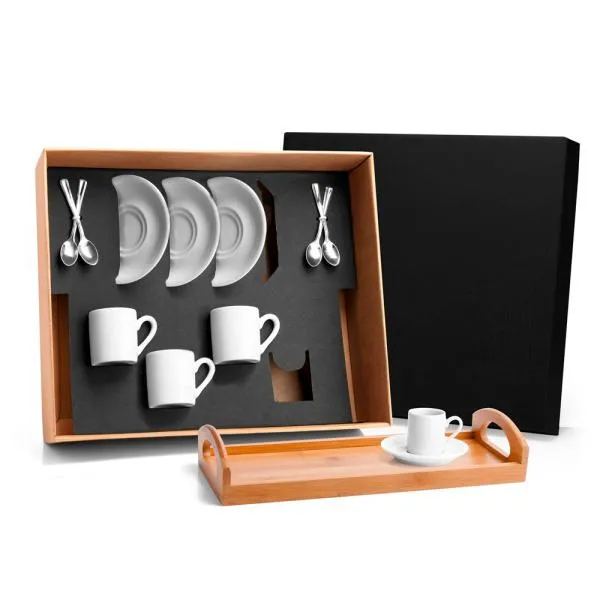 Kit para Cafézinho; Conta com bandeja em bambu; Quatro xícaras com pires para cafézinho em porcelana; Quatro colherzinhas em inox. Estão perfeitamente acomodados em uma caixa para presentear.