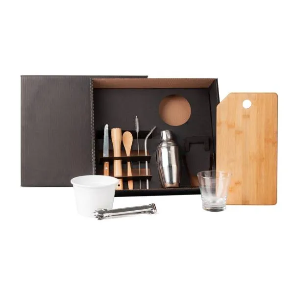 Kit para Caipirinha. Composto por tábua com 1 furo, colher de 18cm e socador em Bambu; faca 4 em Madeira/Inox; coqueteleira, canudo, escova para canudo e pegador para gelo em aço Inox; copo em vidro e balde para gelo 750 ml em alumínio branco.