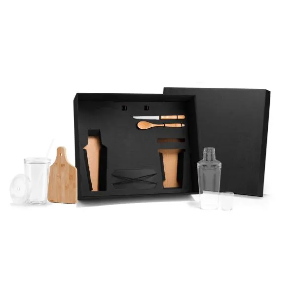 Kit para Caipirinha e Drink com coqueteleira em plástico PS; copo com canudo e tampa em plástico SAN; tábua e colher 18cm em Bambu; faca 4 para frutas em Madeira/Inox; coqueteleira e copo livres de BPA (substância química prejudicial a saúde e encontrada em plásticos). Estão acomodados em uma caixa para presentear.