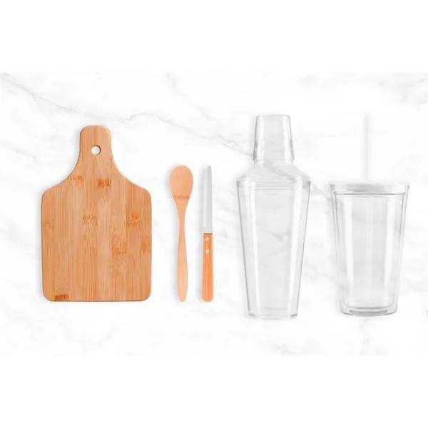 Kit para Caipirinha e Drink com coqueteleira em plástico PS; copo com canudo e tampa em plástico SAN; tábua e colher 18cm em Bambu; faca 4 para frutas em Madeira/Inox; coqueteleira e copo livres de BPA (substância química prejudicial a saúde e encontrada em plásticos). Estão acomodados em uma caixa para presentear.