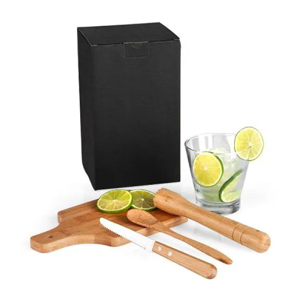 Conjunto composto por quatro acessórios para caipirinha, sendo um copo em vidro de 350ml, um socador/pilão em bambu, uma faca para frutas de 4” em aço inox e bambu e uma tábua pequena em bambu com cabo e orifício para pendurá-lo em ganchos e facilitar seu uso.