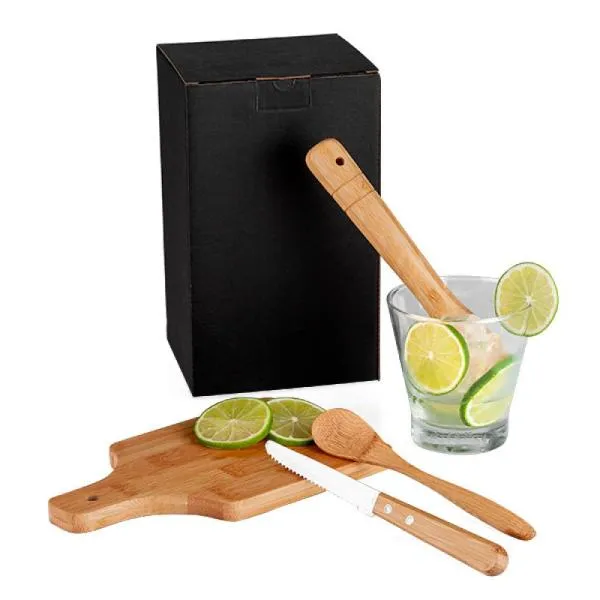 Conjunto composto por quatro acessórios para caipirinha, sendo um copo em vidro de 350ml, um socador/pilão em bambu, uma faca para frutas de 4” em aço inox e bambu e uma tábua pequena em bambu com cabo e orifício para pendurá-lo em ganchos e facilitar seu uso.