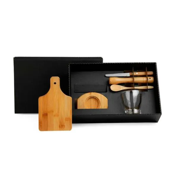 Kit Caipirinha com tábua, socador/pilão, colher de 18cm e base para a tábua em Bambu; faca 4 para frutas em Madeira/Inox e copo em Vidro. Acomodados em uma linda caixa para presente. Capacidade da copo: 350ml.