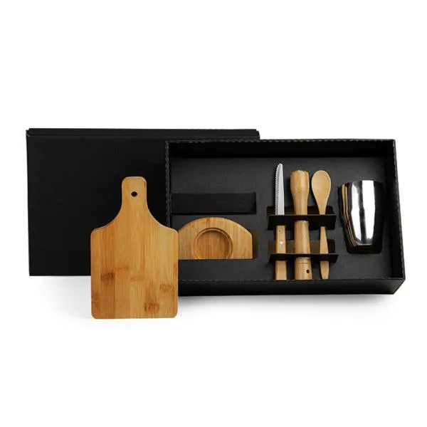 Kit caipirinha com tábua, socador/pilão, colher de 18cm e base para a tábua em Bambu; faca para frutas 4 em Madeira/Inox e copo em Aço Inox. Acomodados em uma linda caixa para presente.