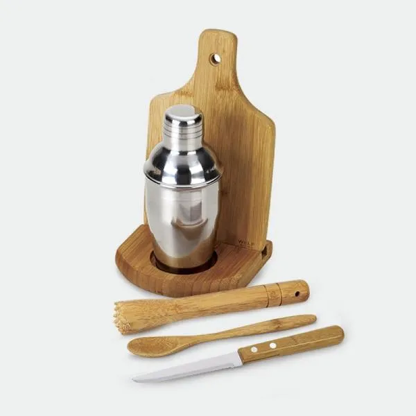 Kit caipirinha contendo tábua, pilão, colher de 18cm e base para a tábua em Bambu; faca para frutas 4 em Madeira/Inox; coqueteleira de 350ml em Aço Inox; touca e avental com bolso em Brim preto. Acomodados em uma linda caixa para presente.