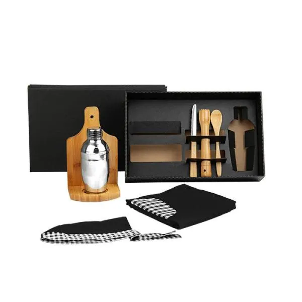 Kit caipirinha contendo tábua, pilão, colher de 18cm e base para a tábua em Bambu; faca para frutas 4 em Madeira/Inox; coqueteleira de 350ml em Aço Inox; touca e avental com bolso em Brim preto. Acomodados em uma linda caixa para presente.