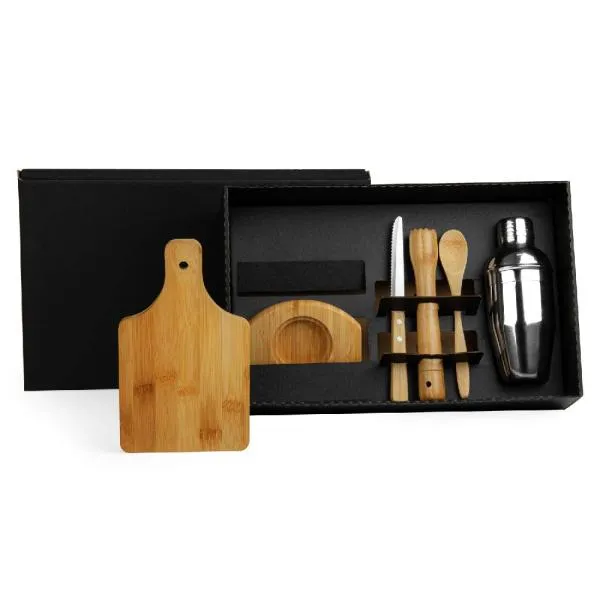 Kit Caipirinha com tábua, socador/pilão, colher de 18cm e base para a tábua em Bambu; faca para frutas 4 em Madeira/Inox e coqueteleira de 350ml em Aço Inox.