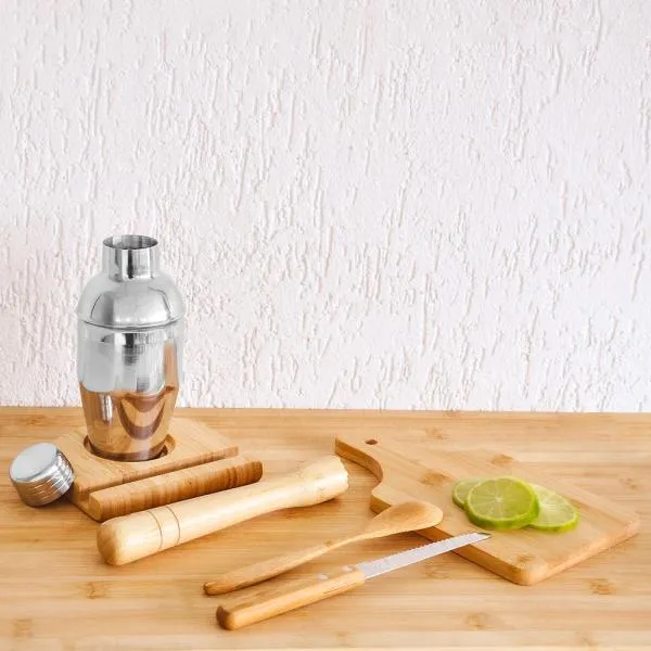 Kit caipirinha com tábua em Bambu, faca para frutas 4 em Inox/Bambu, pilão, colher de 18cm e base para a tábua em Bambu e coqueteleira de 350ml em Aço Inox. Acomodados em uma linda caixa para presente.