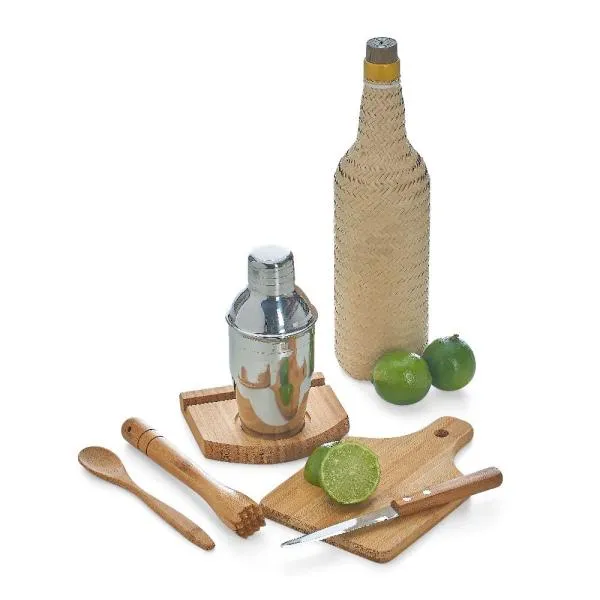 Kit caipirinha com tábua em Bambu, faca para frutas 4 em Inox/Bambu, pilão, colher de 18cm e base para a tábua em Bambu e coqueteleira de 350ml em Aço Inox. Acomodados em uma linda caixa para presente.