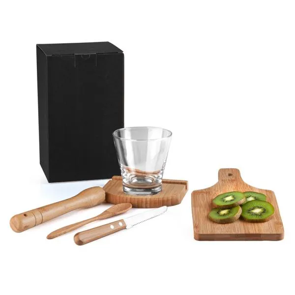 Kit composto por seis acessórios para Caipirinha, sendo um copo em vidro de 350ml, faca para frutas de 4” em aço Madeira/Inox; socador/pilão, colher de 18cm e uma tábua pequena com cabo e orifício em Bambu. Possui ainda uma base em Bambu com vão e suporte para o copo.