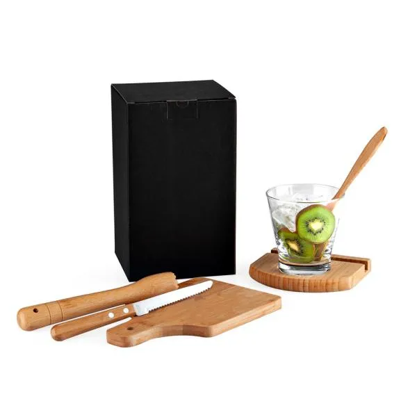 Kit composto por seis acessórios para caipirinha, sendo um copo em vidro de 350ml, um socador/pilão em Bambu, uma faca para frutas de 4” em aço Inox/Bambu, uma colher em Bambu de 18cm e uma tábua pequena em Bambu com cabo e orifício. Possui ainda uma base em Bambu com vão e suporte para o copo.